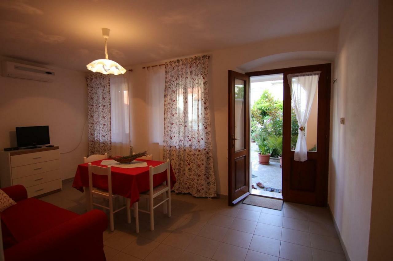 App With A Lovely Patio Mali Lošinj Eksteriør bilde